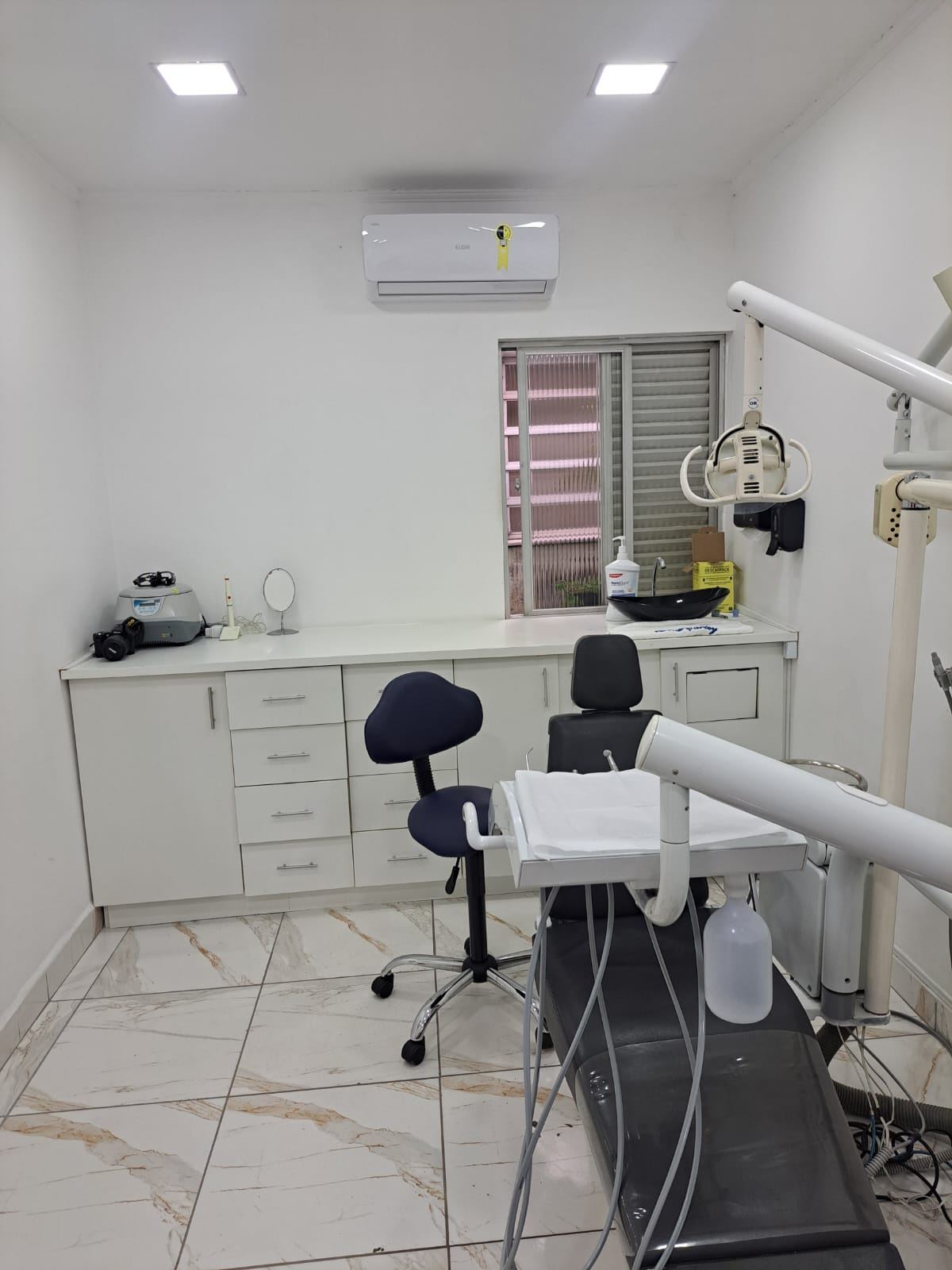 Sala de atendimento com cadeira odontológica